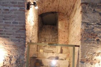 Průchod do krypty (© Johannes Cladis, 08/2015)