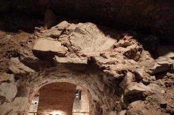 Průhled do krypty (© Johannes Cladis, 08/2015)