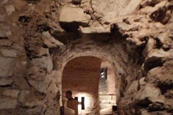 Průhled do krypty (© Johannes Cladis, 08/2015)