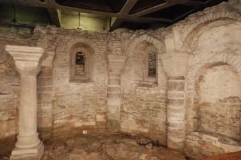 Tzv. románská krypta (ve skutečnosti oratoř) (© Johannes Cladis, 08/2015)
