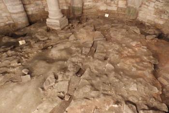 Podlaha v románské kryptě s odvodňovacími kanálky (© Johannes Cladis, 08/2015)