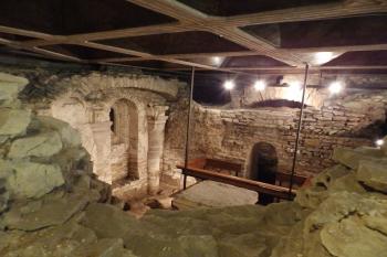 Pohled do románské krypty (© Johannes Cladis, 08/2015)