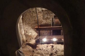 Průhled do krypty (© Johannes Cladis, 08/2015)