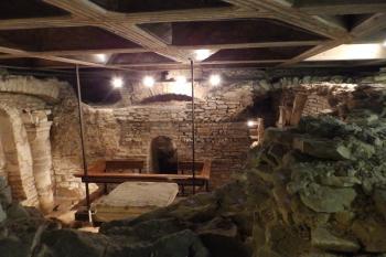 Tzv. románská krypta (© Johannes Cladis, 08/2015)