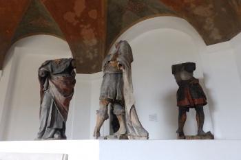 Zbytek barokního sousoší setkání Boleslava II. se sv. Vojtěchem, vandalsky poničeného za minulého režimu (© Johannes Cladis, 08/2015)