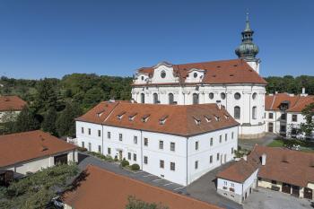 Pohled na klášter (© Klášter benediktinů  01/2026)