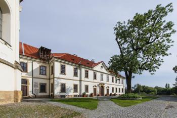 Pohled na vstup do Prelatury (© Klášter benediktinů  01/2026)