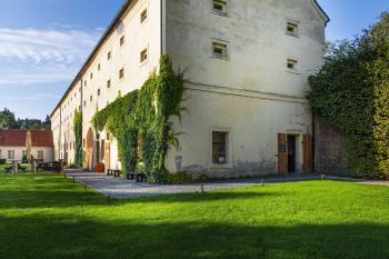 Vchod do infocentra (© Klášter benediktinů  01/2026)