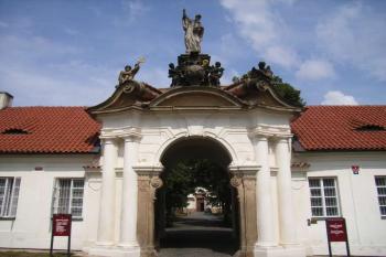 Vstupní brána kláštera (© Marian Repáš 08/2006)