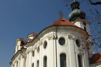 presbytář a loď kostela ( © Milan Caha 04/2009)