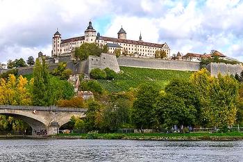 Pevnost Marienberg nad bavorským Würzburgem. (© Pavel Vítek 05/2001)