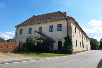 Severní průčelí se schodišťovým přístavkem (© Adam Šebesta 09/2022)