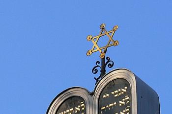 Desky úmluvy na hrotu štítu ( © Petr Turyna 02/2006)