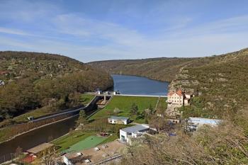 vodní nádrž Znojmo z teras pod kostelem sv. Mikuláše (© Jan P. Štěpánek  04/2024)