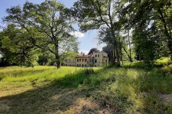 Na východní straně na zámek donedávna navazovaly hospodářské budovy. (© Adam Šebesta 09/2022)