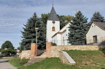 Hrad stával v místech dnešního kostela. Fotografie vložena se souhlasem autora - tímto děkujeme. Komerční použití zakázáno. (© Jarda M. 2022)