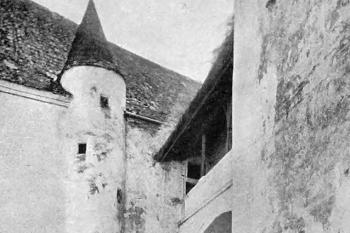 hradní nádvoří na počátku 20. století - pohled k severozápadu (© Tietze, Hans: Österreichische Kunsttopographie; Band VI. Die Denkmale des politischen Bezirkes Waidhofen a. d. Thaya, Anton Schroll & Co., Wien 1911)