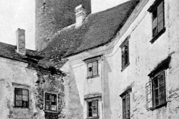 hradní nádvoří na počátku 20. století - pohled k jihozápadu (© Tietze, Hans: Österreichische Kunsttopographie; Band VI. Die Denkmale des politischen Bezirkes Waidhofen a. d. Thaya, Anton Schroll & Co., Wien 1911)