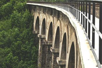 Železniční viadukt u Sychrova. (© Pavel Vítek 05/2020)