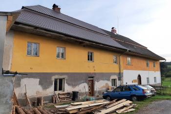 Průčelí zámku obrácené do bývalého dvora (© Adam Šebesta 09/2022)