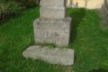 datace na kamenném podstavci kříže u vstupu do areálu kostela (© Jaroslav Špiroch  09/2022)