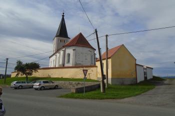 celkový pohled na areál kostela z jihovýchodu, vpravo v ohradní zdi márnice (© Jaroslav Špiroch  09/2022)