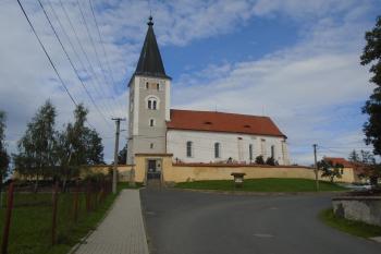 celkový pohled na areál kostela se vstupní bránou z jihozápadu (© Jaroslav Špiroch  09/2022)