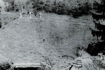 Tři kříže nad údolím Lahozského potoka (© Fotorepro z cedule u místa 1897)