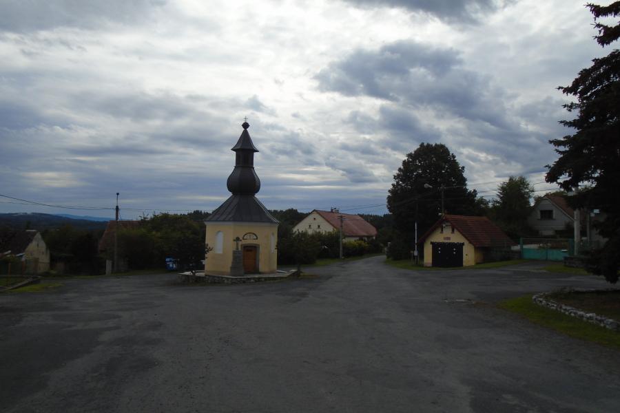 kaple sv. Jana Nepomuckého a sv. Starosty s pamětním křížem