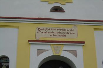 nápis nad vstupním portálem (© Jaroslav Špiroch  09/2022)