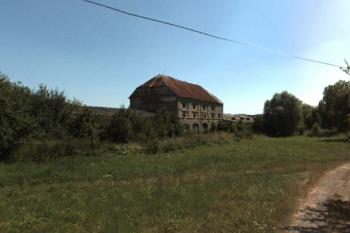 Zbytky hospodářského dvora v Kamenci, snad místo tvrziště (© IvoR 2016)