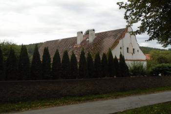 pohled na budovu fary ze severozápadu (© Jaroslav Špiroch  09/2022)