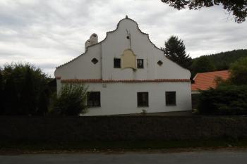 pohled na hlavní průčelí fary ze západu (© Jaroslav Špiroch  09/2022)