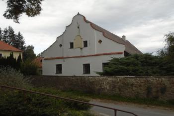 pohled na hlavní průčelí fary z jihozápadu (© Jaroslav Špiroch  09/2022)