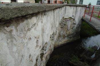 západní strana mostu s výklenkem pro chodce (© Jaroslav Špiroch  09/2022)