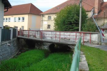 pohled na západní stranu mostu s nevzhledným betonovým můstkem pro chodce (© Jaroslav Špiroch  09/2022)