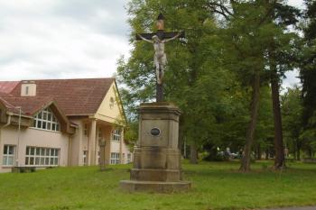 železný kříž na kamenném podstavci v parku na začátku (i konci) křížové cesty (© Jaroslav Špiroch  09/2022)