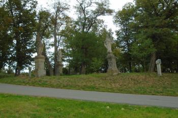 soubor tří soch (Madony s dítětem (vlevo), sv. Vít (uprostřed) a sv. Václav (vpravo) mezi VII. a VIII. zastavením křížové cesty na konci parku (© Jaroslav Špiroch  09/2022)