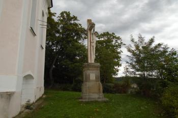 kamenný kříž před východním průčelím presbytáře kostela (pohled z jihu) (© Jaroslav Špiroch  09/2022)