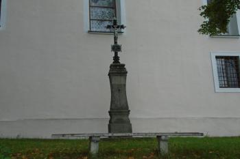 železný křížek na vysokém odstupňovaném kamenném podstavci uprostřed jižní boční kaple (© Jaroslav Špiroch  09/2022)