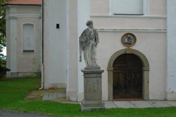 socha sv. Pavla před západním průčelím (© Jaroslav Špiroch  09/2022)