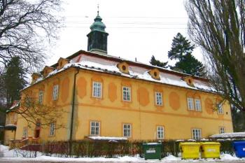 Pravé křídlo zámku ( © Pavel Vítek 02/2006)