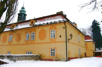 Pravé křídlo zámku-pohled z parku ( © Pavel Vítek 02/2006)
