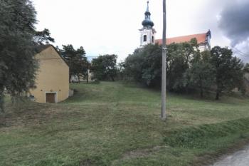 Pohled na místo hrádku od silnice na Jaroslavice (© IvoR 2016)