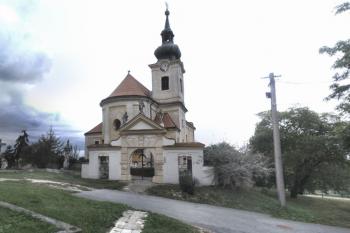 Místo hrádku, dnes kostelní návrší (© IvoR 2016)