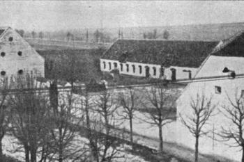 Panský dvůr Na valech, před zbořením. Místo, kde stával hrad Moravské Budějovice (© ??? mbsokol.cz)