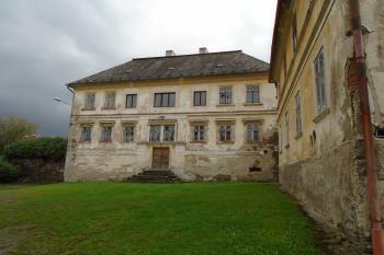 pohled na severní průčelí fary (© Marcela Váňová  09/2022)