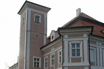 pohled na sev.roh zámku s věží (© Dušan D.12/2013)