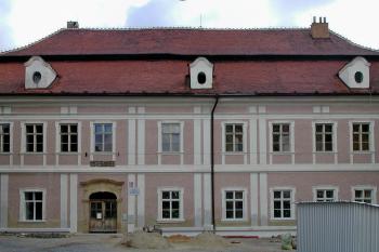 západní průčelí se vstupním portálem (© Pavel Zany Komárek 21.6.2003)