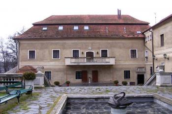 Nádvoří porubského zámku. ( © Jan P. Štěpánek 04/2006)
